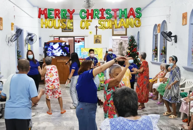 sdcc-christmas-gift-giving-for-elders